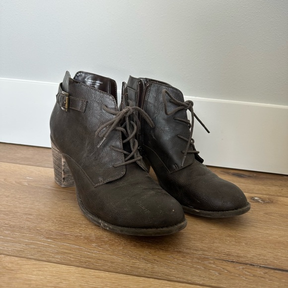 Diba Shoes - Women’s brown heeled boots size 9